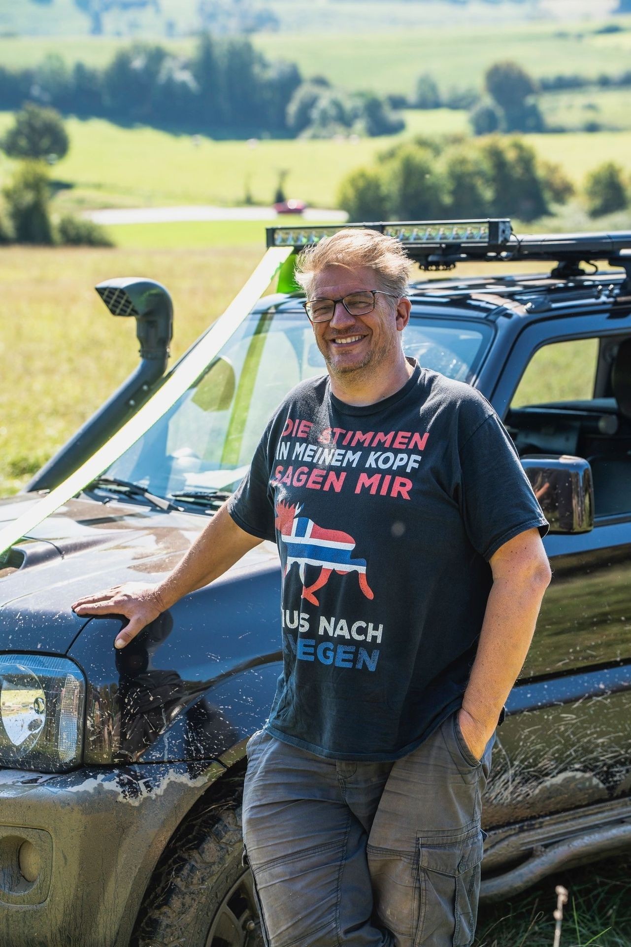 Mann mit seinem Geländewagen