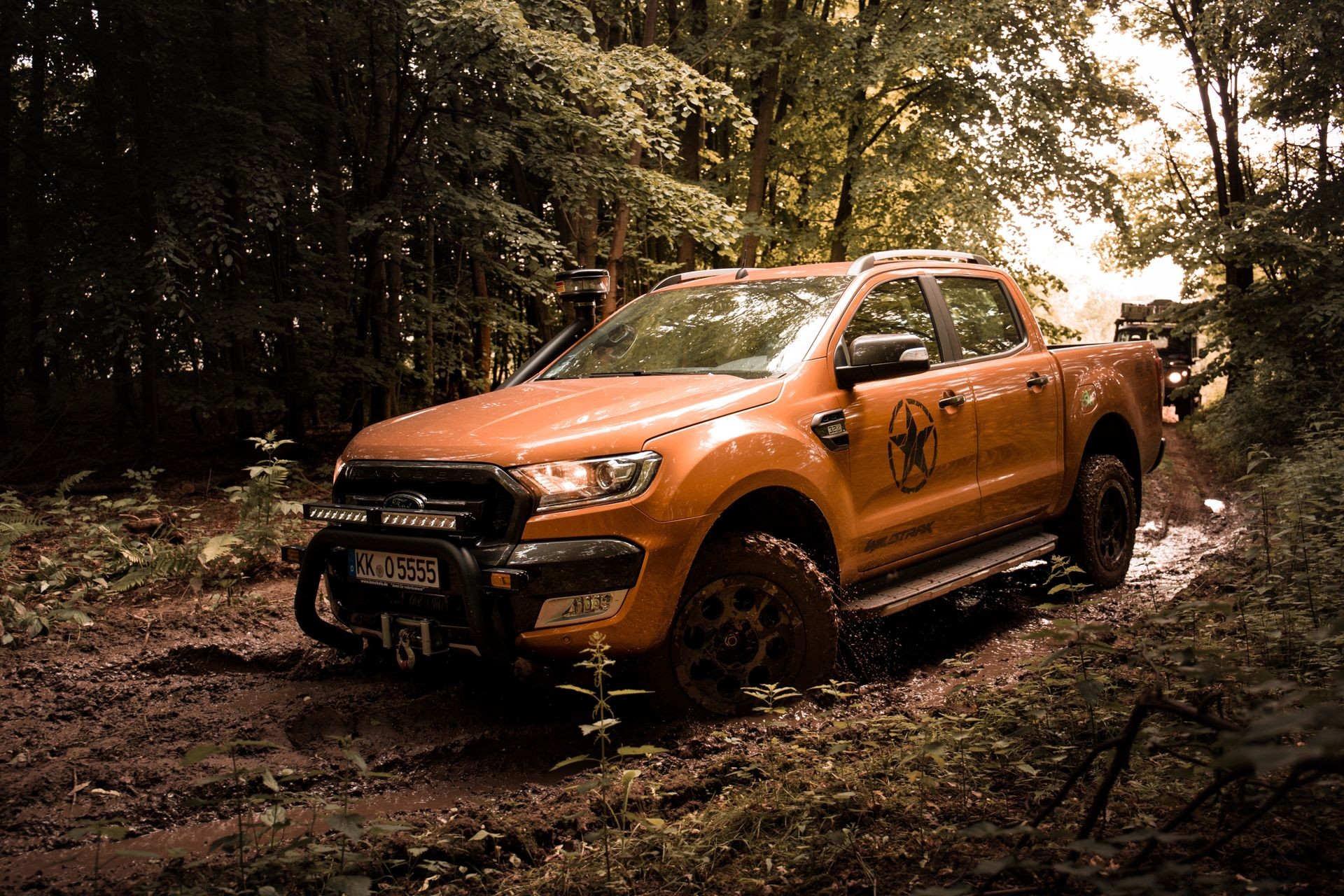 Ford Ranger auf matschigem Waldweg