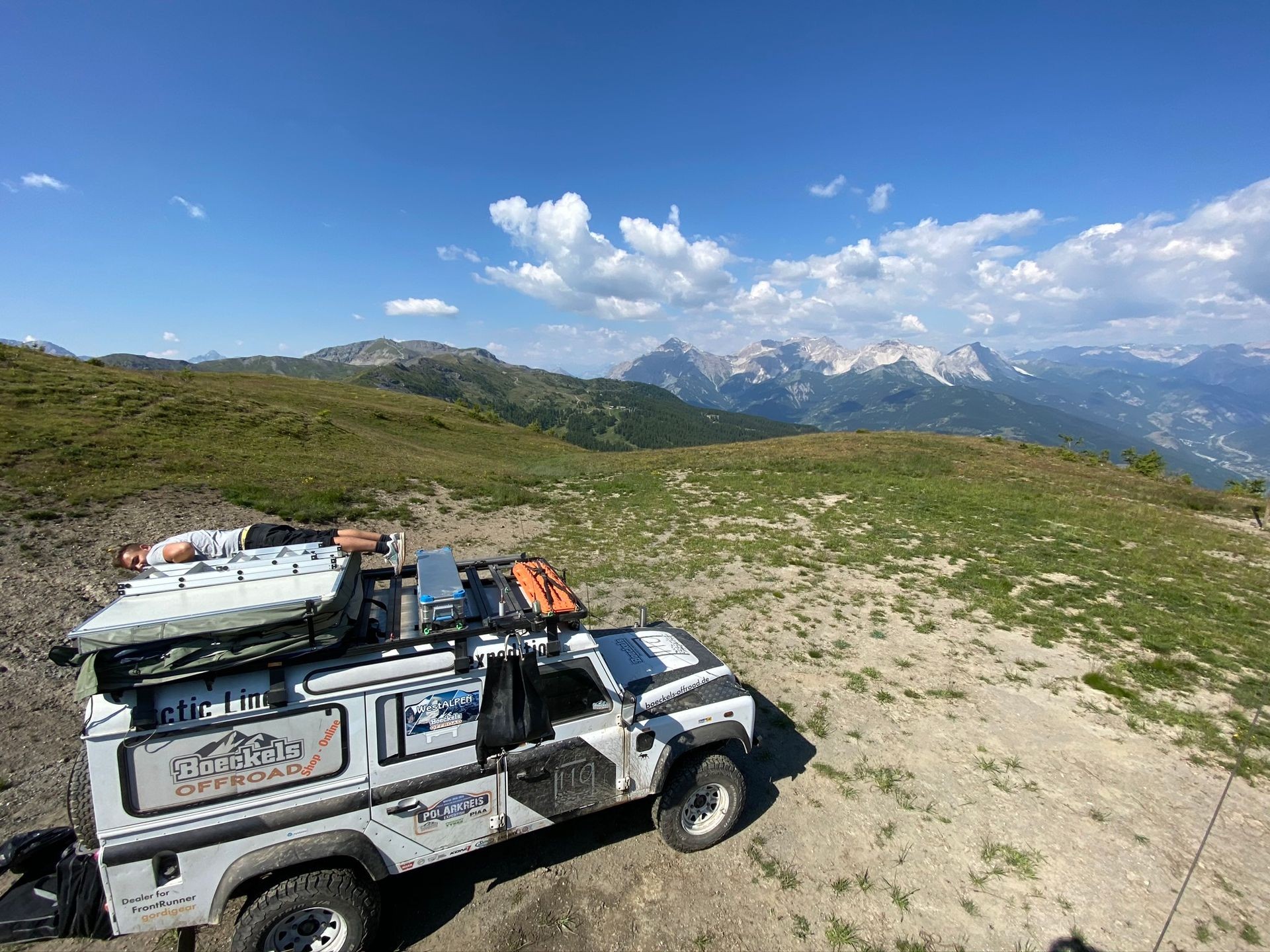 Land Rover Defender in den Alpen