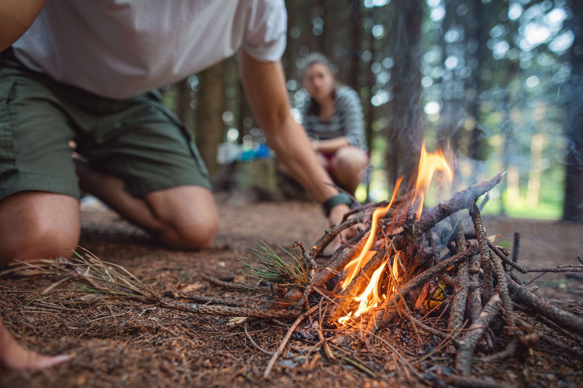 Survival-Teilnehmer entfachen ein Feuer
